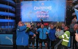 [ẢNH] CĐV Man City trắng đêm ăn mừng vô địch Ngoại hạng Anh