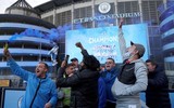 [ẢNH] CĐV Man City trắng đêm ăn mừng vô địch Ngoại hạng Anh
