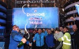[ẢNH] CĐV Man City trắng đêm ăn mừng vô địch Ngoại hạng Anh