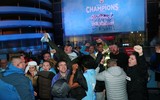 [ẢNH] CĐV Man City trắng đêm ăn mừng vô địch Ngoại hạng Anh