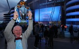 [ẢNH] CĐV Man City trắng đêm ăn mừng vô địch Ngoại hạng Anh