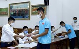 [ẢNH] Công Phượng, Quang Hải cùng đồng đội phấn khởi đi bầu cử