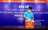 [ẢNH] Công Phượng, Quang Hải cùng đồng đội phấn khởi đi bầu cử