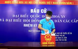 [ẢNH] Công Phượng, Quang Hải cùng đồng đội phấn khởi đi bầu cử