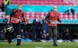 [ẢNH] Toàn cảnh vụ Eriksen đột quỵ trên sân khiến châu Âu bàng hoàng