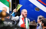 [ẢNH] Tuyển Italia phấn khích mang cúp vô địch về Rome