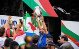 [ẢNH] Tuyển Italia phấn khích mang cúp vô địch về Rome