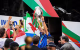 [ẢNH] Tuyển Italia phấn khích mang cúp vô địch về Rome