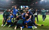 [ẢNH] Tuyển Italia phấn khích mang cúp vô địch về Rome
