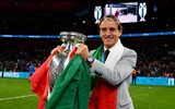 [ẢNH] Tuyển Italia phấn khích mang cúp vô địch về Rome