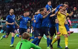 [ẢNH] Tuyển Italia phấn khích mang cúp vô địch về Rome
