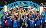 [ẢNH] Tuyển Italia phấn khích mang cúp vô địch về Rome