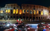 [ẢNH] Tuyển Italia phấn khích mang cúp vô địch về Rome