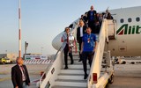 [ẢNH] Tuyển Italia phấn khích mang cúp vô địch về Rome