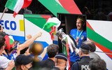 [ẢNH] Tuyển Italia phấn khích mang cúp vô địch về Rome