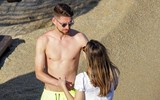 [ẢNH] Nhà vô địch EURO nghỉ xả hơi bên nữ ca sĩ sexy