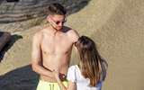 [ẢNH] Nhà vô địch EURO nghỉ xả hơi bên nữ ca sĩ sexy
