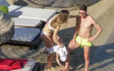 [ẢNH] Nhà vô địch EURO nghỉ xả hơi bên nữ ca sĩ sexy