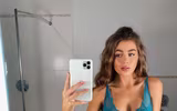 [ẢNH] Tiền đạo Leeds vô danh bỗng nổi tiếng vì bạn gái quá sexy