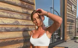 [ẢNH] Tiền đạo Leeds vô danh bỗng nổi tiếng vì bạn gái quá sexy
