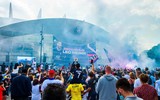 [ẢNH] Cận cảnh fan cuồng PSG đốt pháo sáng chào đón Messi