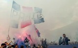 [ẢNH] Cận cảnh fan cuồng PSG đốt pháo sáng chào đón Messi