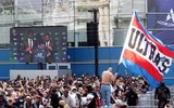 [ẢNH] Cận cảnh fan cuồng PSG đốt pháo sáng chào đón Messi
