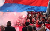 [ẢNH] Cận cảnh fan cuồng PSG đốt pháo sáng chào đón Messi