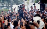 [ẢNH] Cận cảnh fan cuồng PSG đốt pháo sáng chào đón Messi