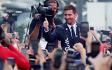 [ẢNH] Cận cảnh fan cuồng PSG đốt pháo sáng chào đón Messi