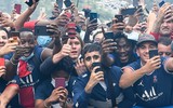 [ẢNH] Cận cảnh fan cuồng PSG đốt pháo sáng chào đón Messi