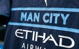 [ẢNH] Áo đấu phá cách táo bạo của Man City bị chê hết lời
