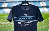 [ẢNH] Áo đấu phá cách táo bạo của Man City bị chê hết lời