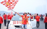 CĐV Việt Nam khuấy động không khí, 'tiếp lửa' thầy trò HLV Park