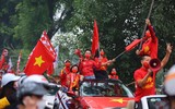CĐV Việt Nam khuấy động không khí, 'tiếp lửa' thầy trò HLV Park