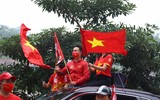 CĐV Việt Nam khuấy động không khí, 'tiếp lửa' thầy trò HLV Park