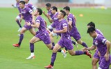 ĐT Việt Nam tập 'cực sung' dưới mưa trước khi lên đường dự AFF Cup