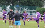 Tuyển Việt Nam dầm mưa 'luyện công' chờ quyết đấu Malaysia