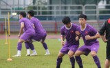 Tuyển Việt Nam dầm mưa 'luyện công' chờ quyết đấu Malaysia