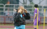 Tuyển Việt Nam dầm mưa 'luyện công' chờ quyết đấu Malaysia
