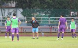 Tuyển Việt Nam dầm mưa 'luyện công' chờ quyết đấu Malaysia