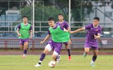 Tuyển Việt Nam dầm mưa 'luyện công' chờ quyết đấu Malaysia