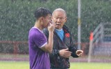 Tuyển Việt Nam dầm mưa 'luyện công' chờ quyết đấu Malaysia