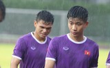 Tuyển Việt Nam dầm mưa 'luyện công' chờ quyết đấu Malaysia