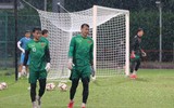 Tuyển Việt Nam dầm mưa 'luyện công' chờ quyết đấu Malaysia