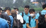 Tuyển Việt Nam dầm mưa 'luyện công' chờ quyết đấu Malaysia