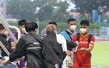 Tuyển Việt Nam dầm mưa 'luyện công' chờ quyết đấu Malaysia