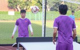 Công Phượng xỏ găng làm thủ môn trước trận gặp Campuchia