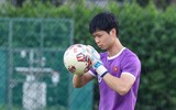 Công Phượng xỏ găng làm thủ môn trước trận gặp Campuchia