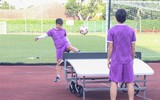 Công Phượng xỏ găng làm thủ môn trước trận gặp Campuchia